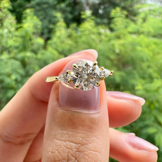2.65 CT Round Moissanite Diamond Three Stones Engagement Ring